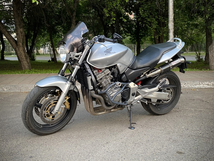 Установка терминала Galileosky Base Block на мотоцикл Honda Hornet 900 для защиты и мониторинга.